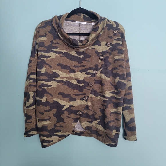 Notation Petite Camo Top - Picture 1 of 4